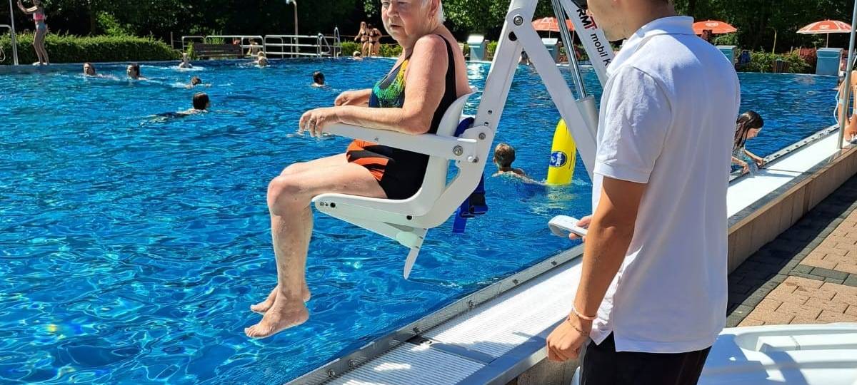Bedburg: Mobiler Lift in Freibad installiert