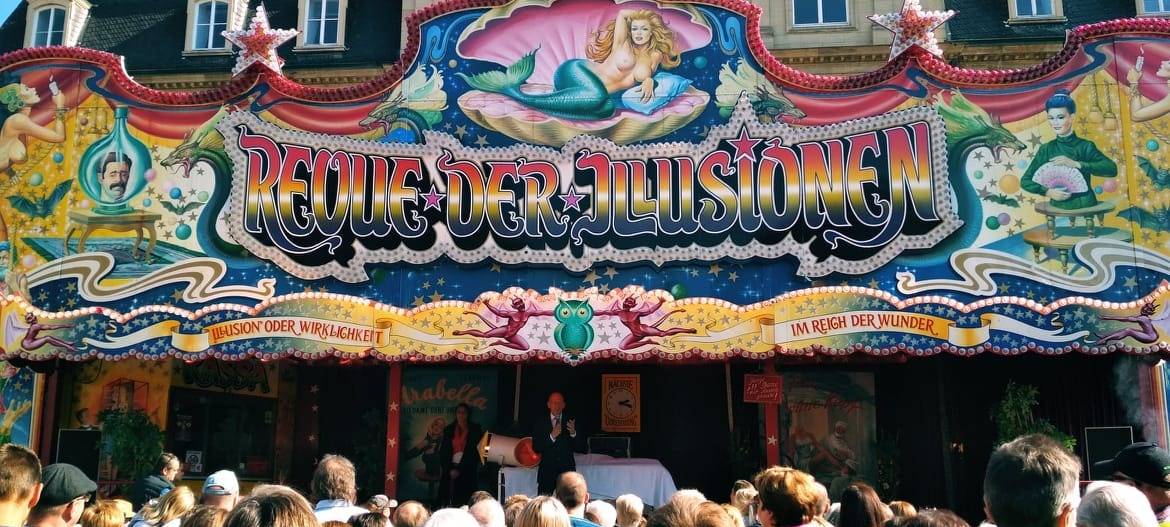 Bedburg: Historische Schaubuden auf Jahrmärkten unterwegs
