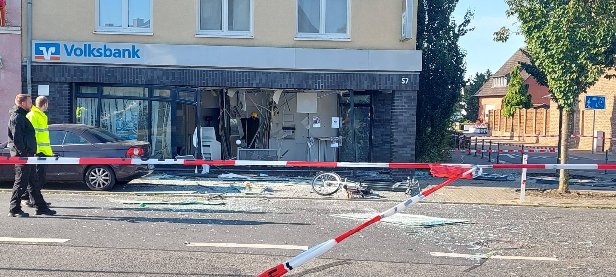 Kerpen: Geldautomat in Buir gesprengt, vier Täter flüchtig