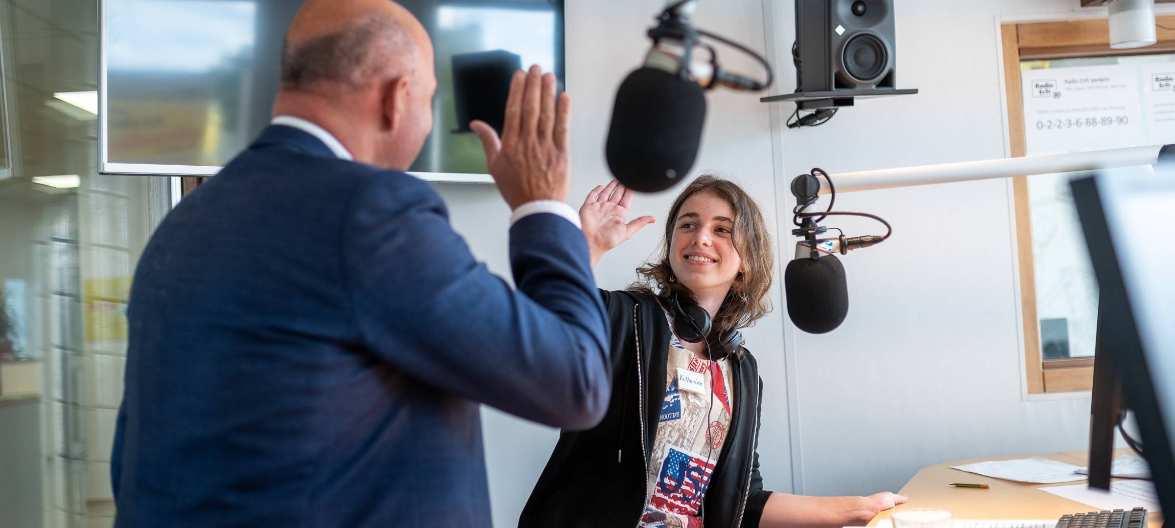 Kinder ans Mikro von Radio Erft