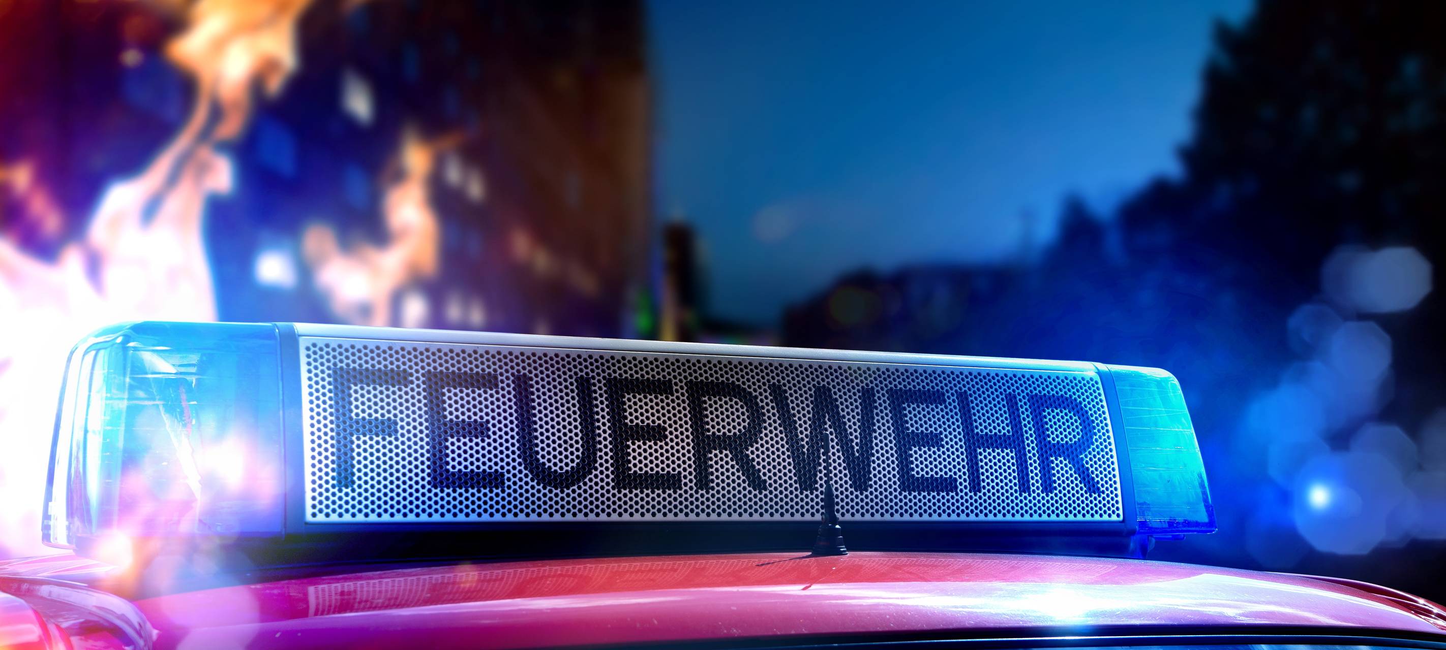 Köln/Hürth: Schwieriger Barackenbrand an der Stadtgrenze