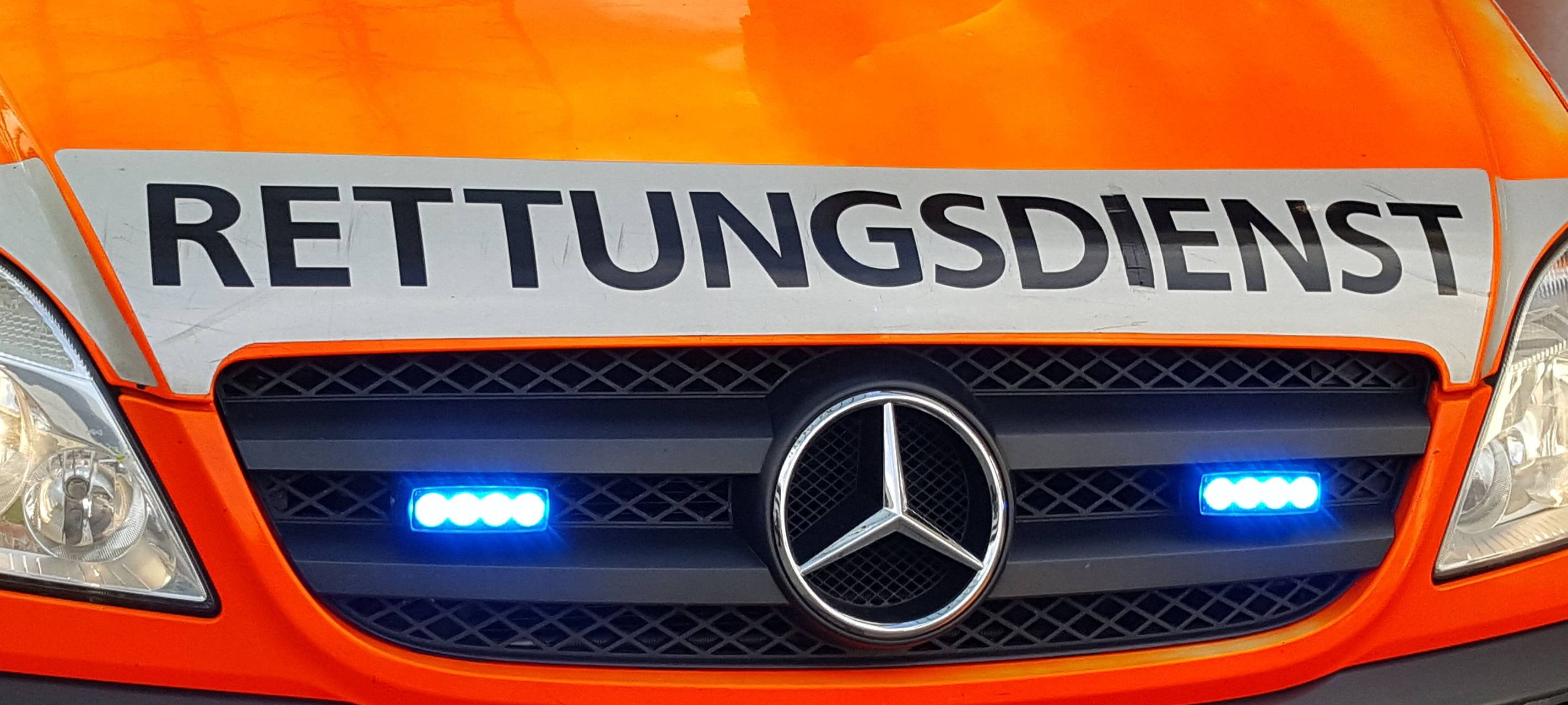 Jugendlicher Radfahrer stürzt und wird schwer verletzt