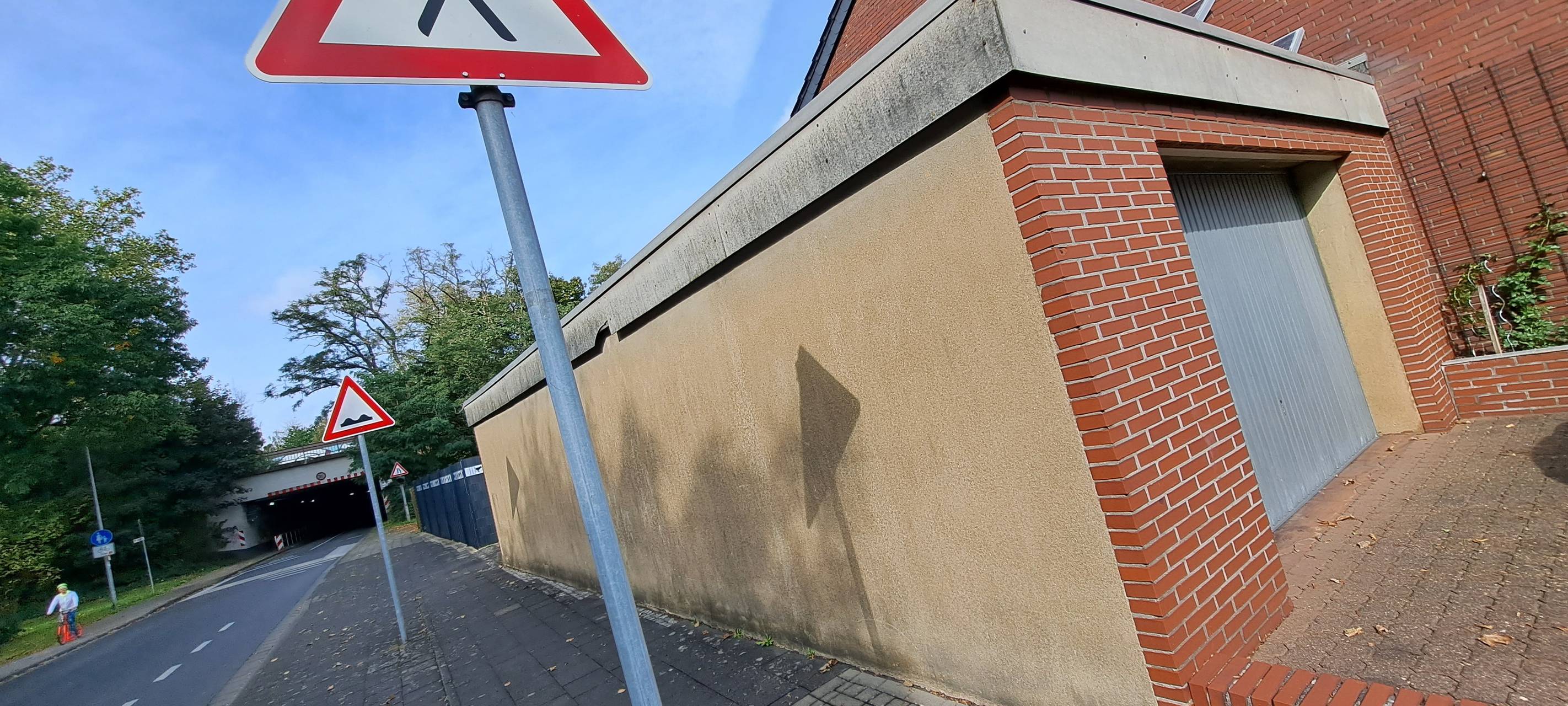 An dieser Garagenwand sollte ein Werbeschild oder -Banner aufgehangen werden.