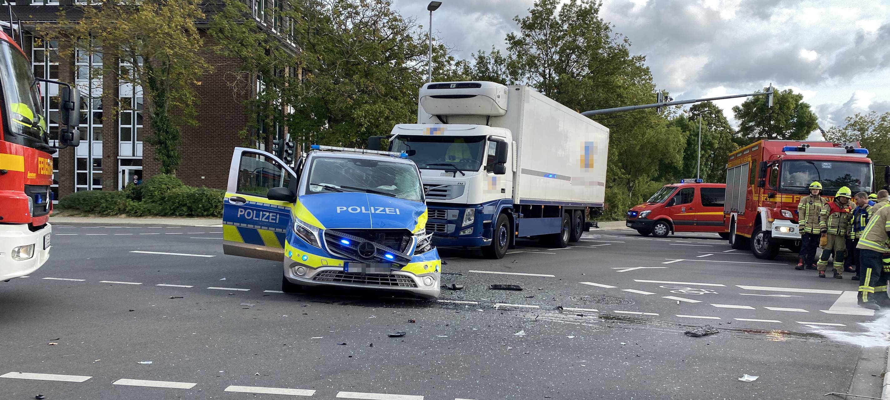 Pulheim: Lkw rammt Streifenwagen