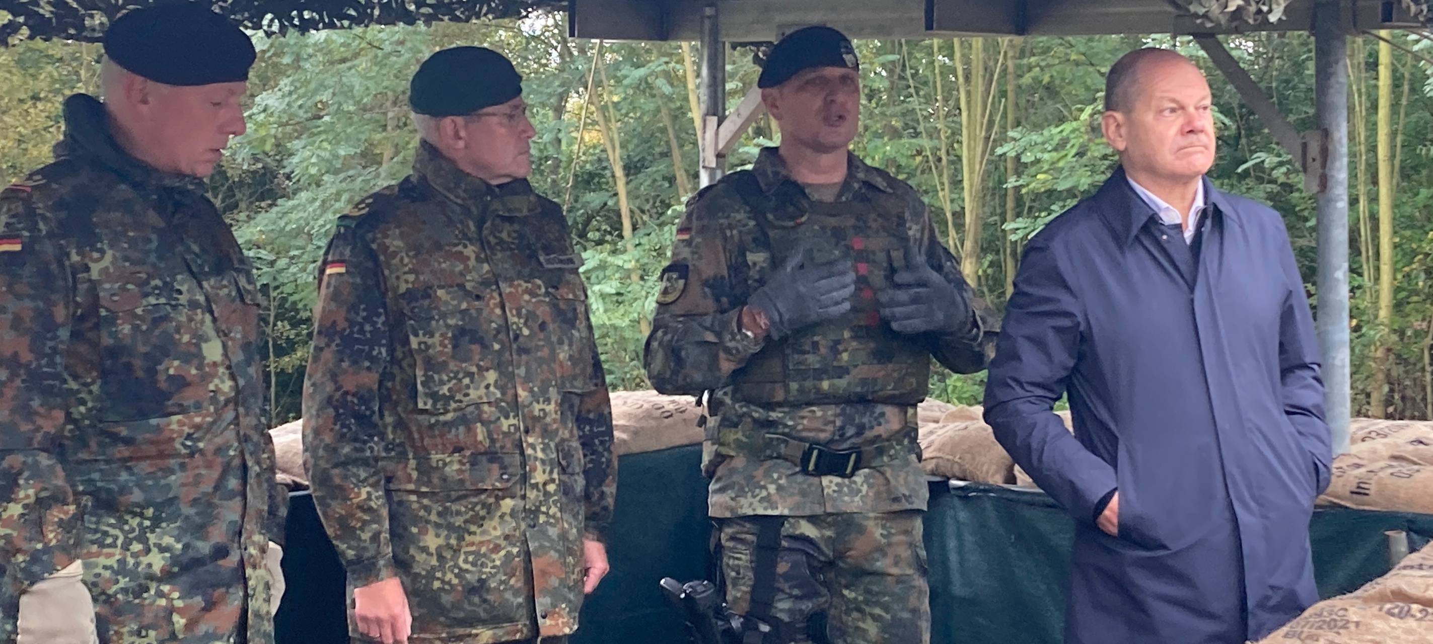 Köln: Scholz bei Militärübung in Wahn