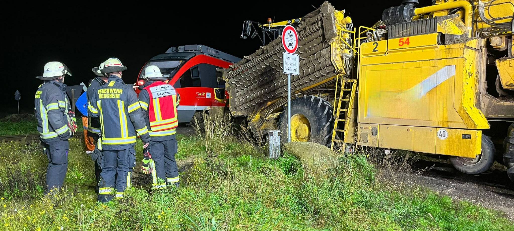 Bergheim: Traktor fährt in Regionalbahn