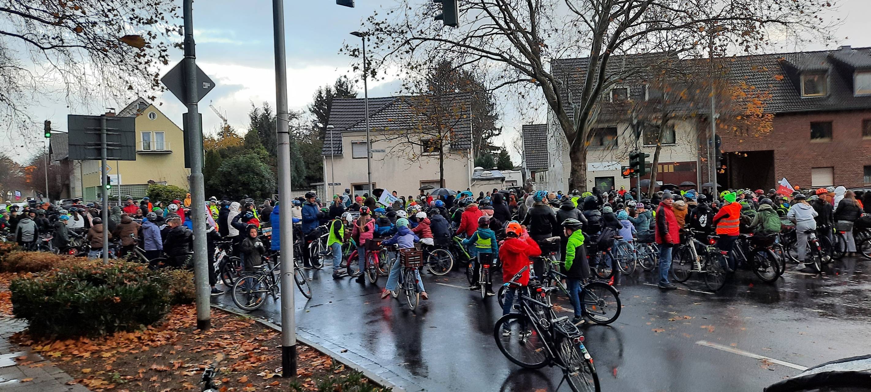 Frechen: Fahrraddemo für sichere Straßen