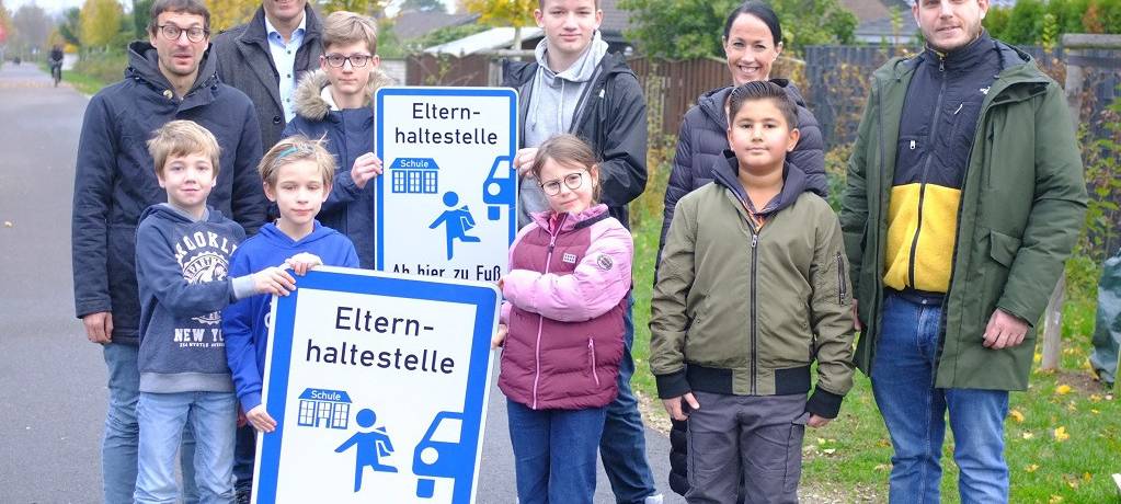 Pulheim: Elternhaltestelle am Schulzentrum