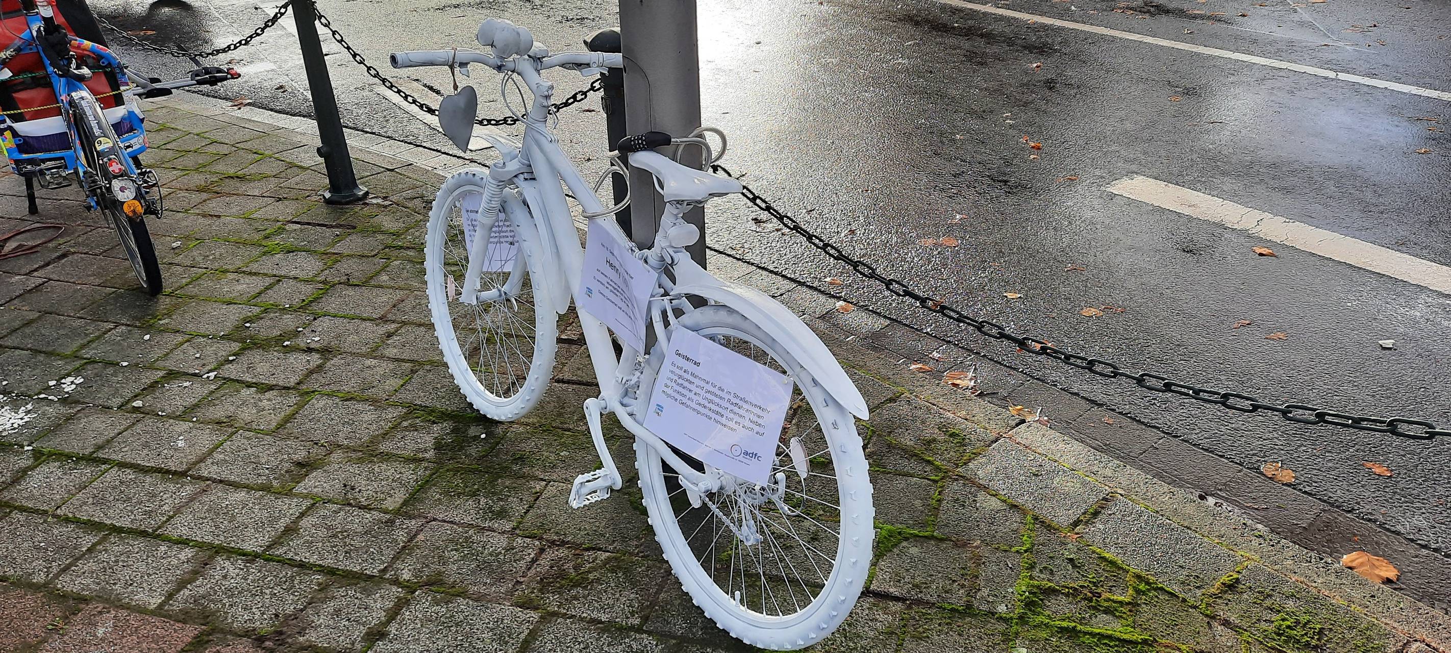 Kerpen: Geisterrad erinnert an verunglückte Radfahrer