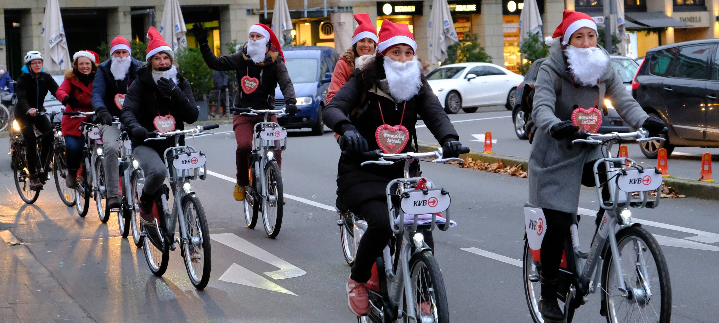 Köln: Nikolaus-Flashmob auf Fahrrädern