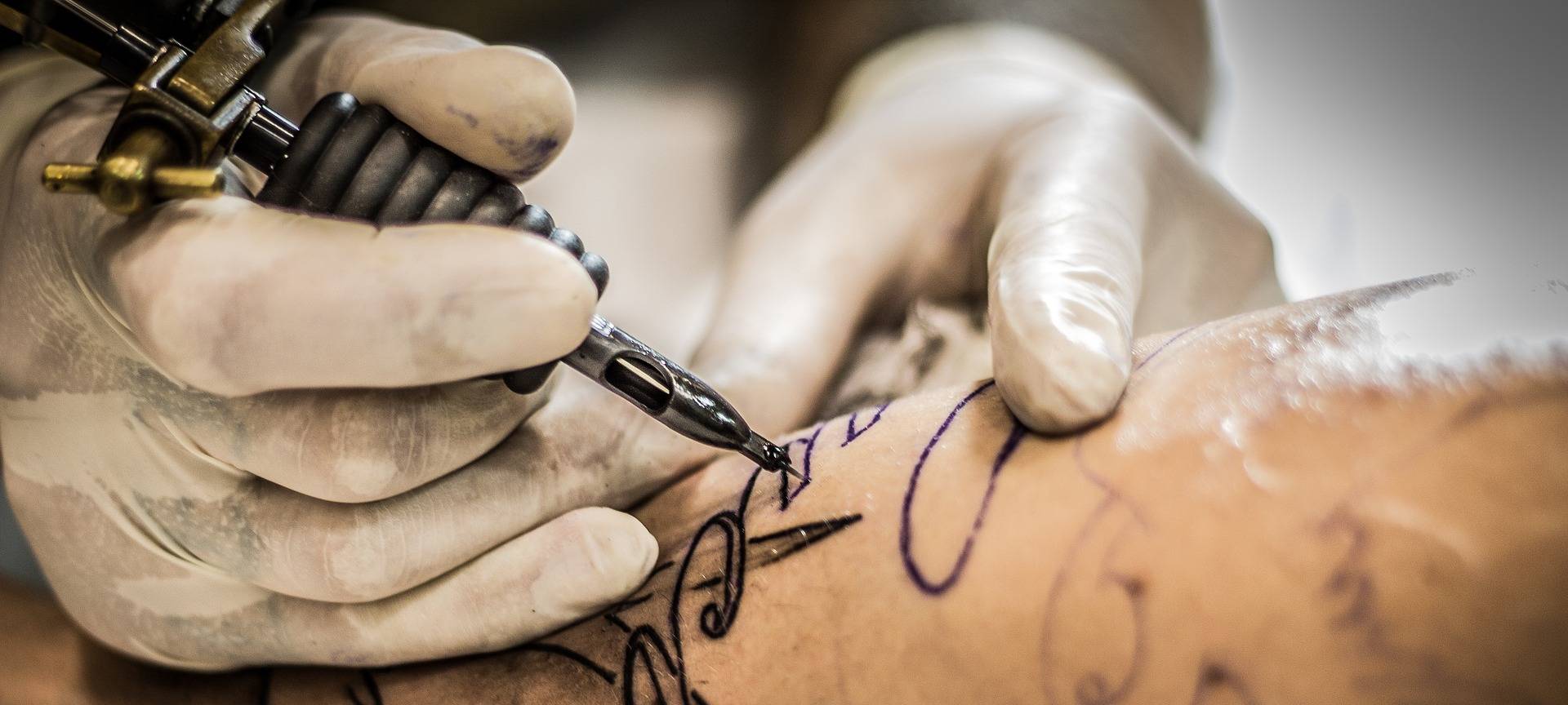 Rhein-Erft: Mit Tattoos junge Menschen in die Kirchen holen?