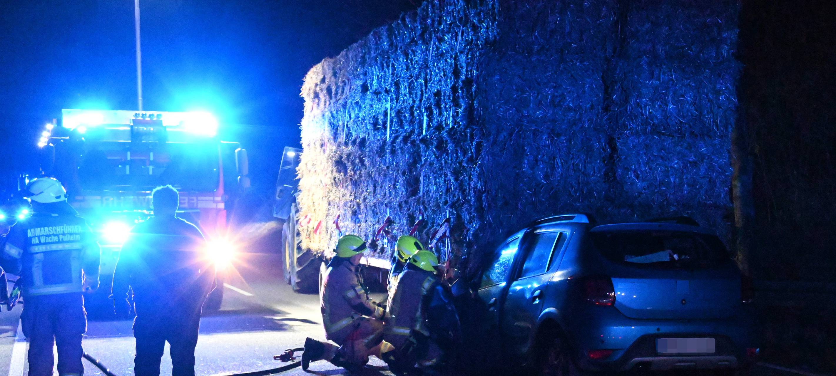 Pulheim: Auto gerät unter Heuanhänger