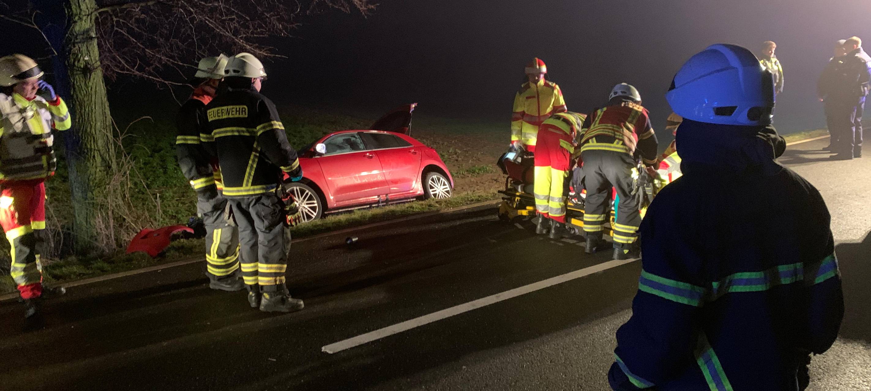 Erftstadt: Auto prallt gegen Baum