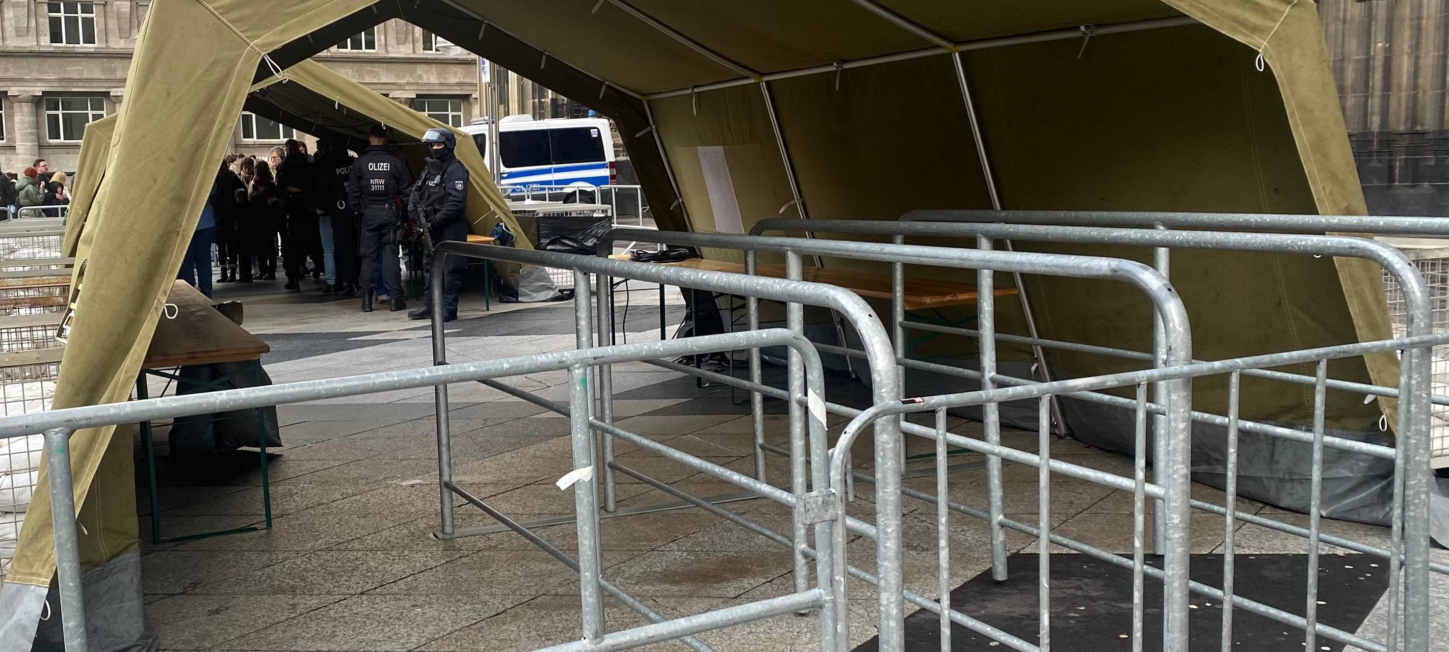 Köln: Wieder Besucher im Dom