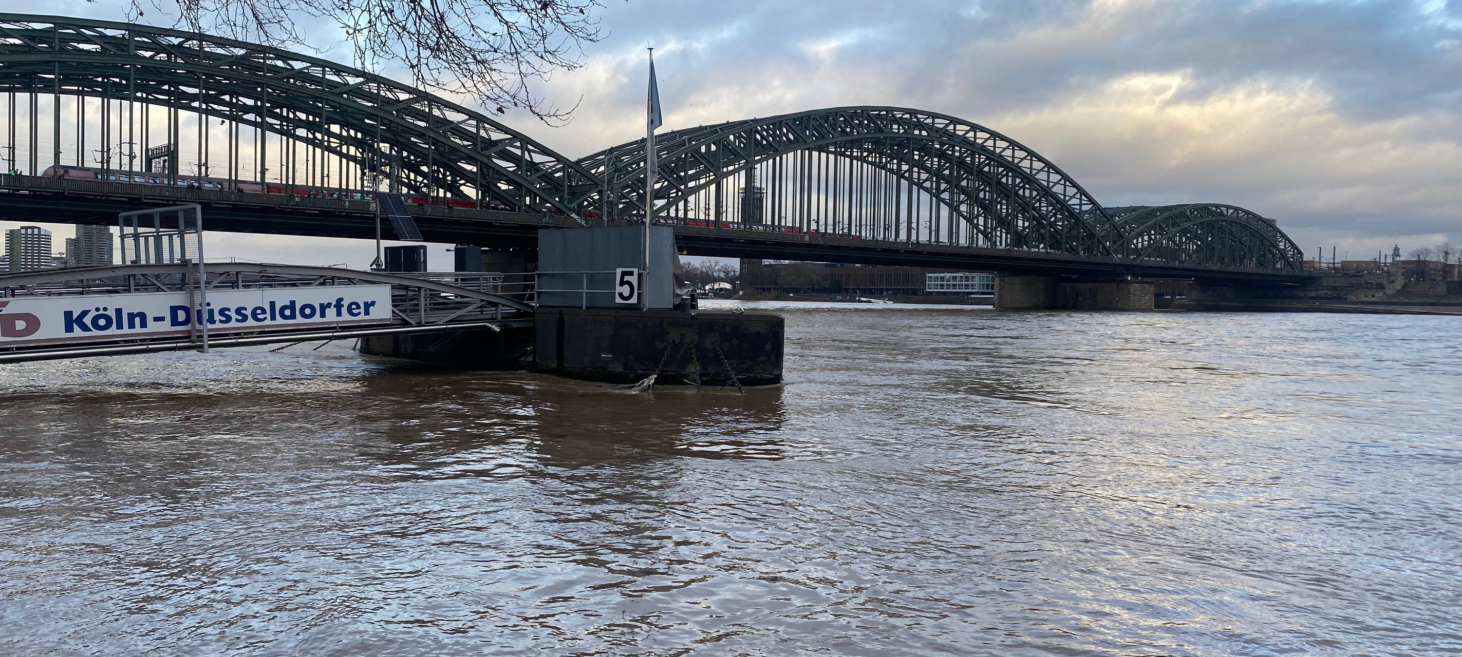 Abbau der Radspur auf Kölner Rheinuferstraße
