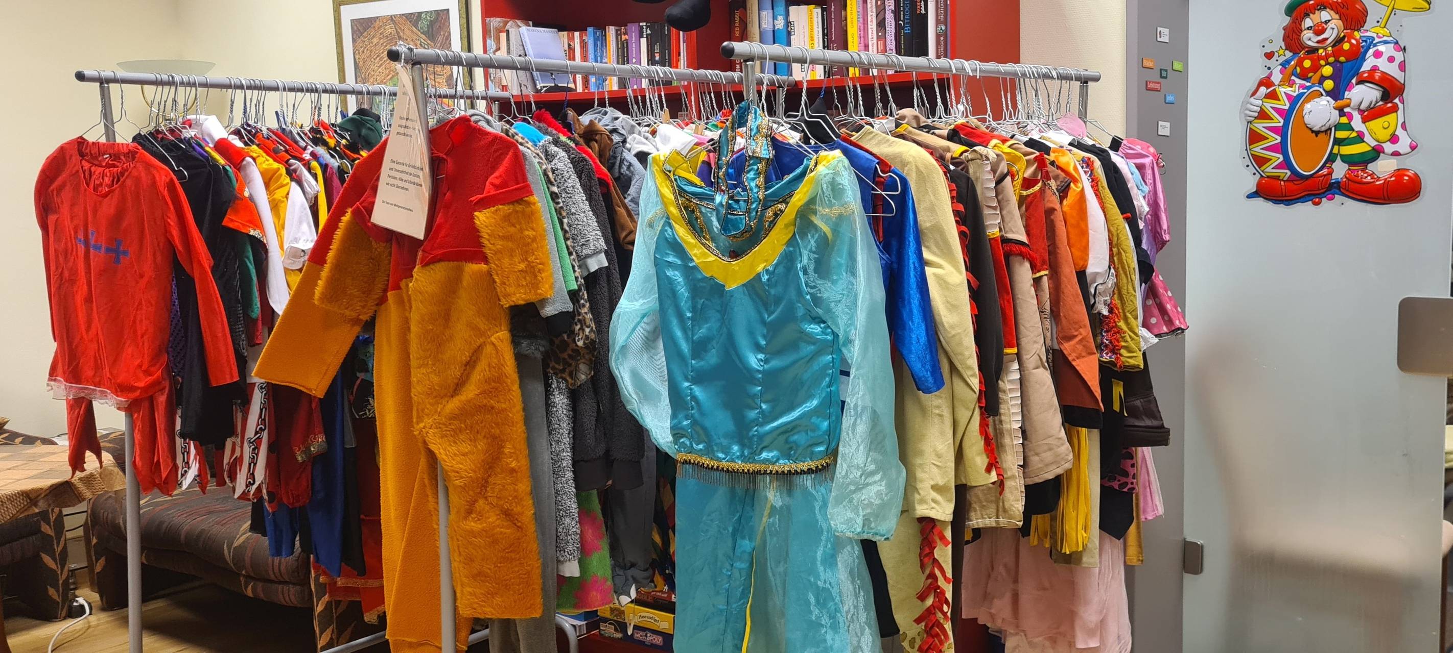 Last-Minute-Kostüm-Basar in Brühl unterstützt Ukraine