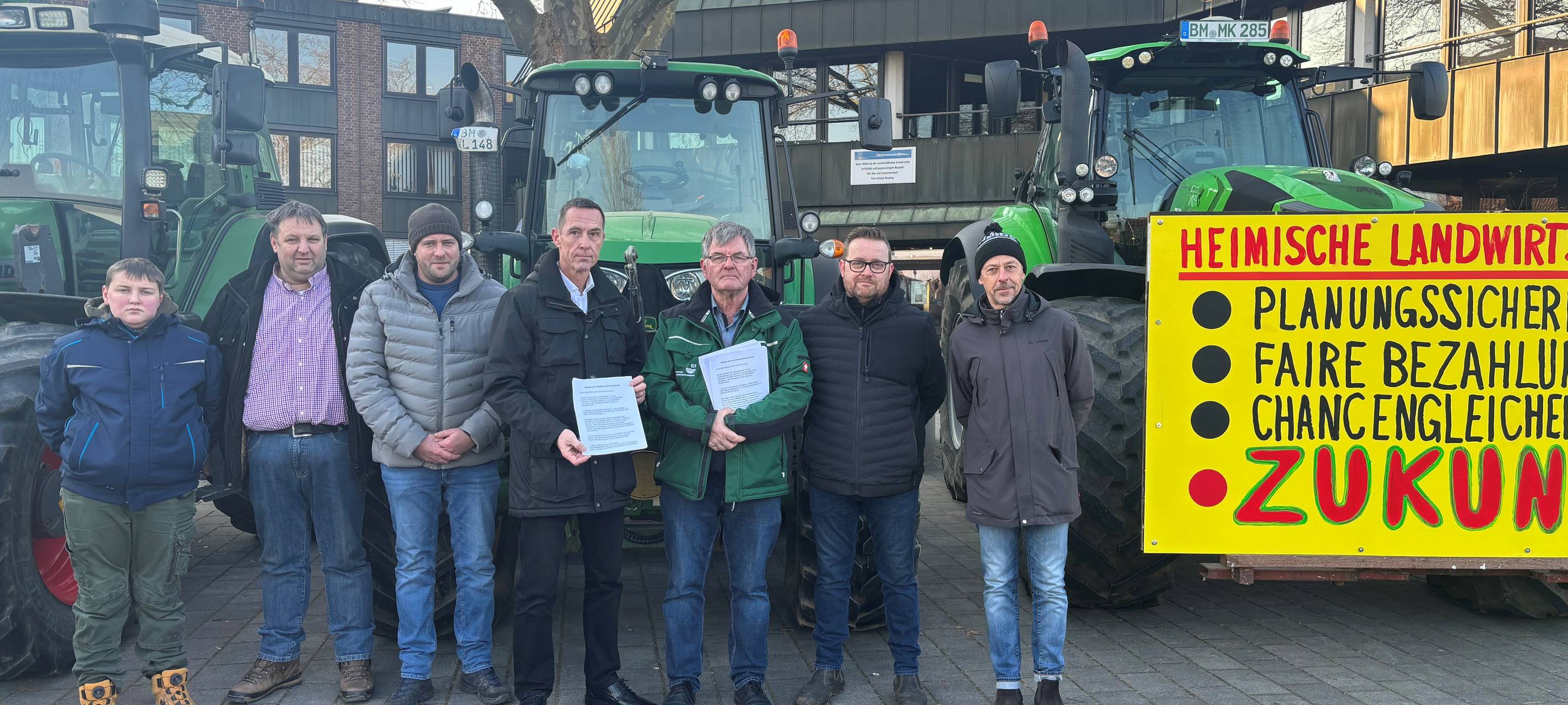 Kerpen: Bauern protestieren vorm Rathaus