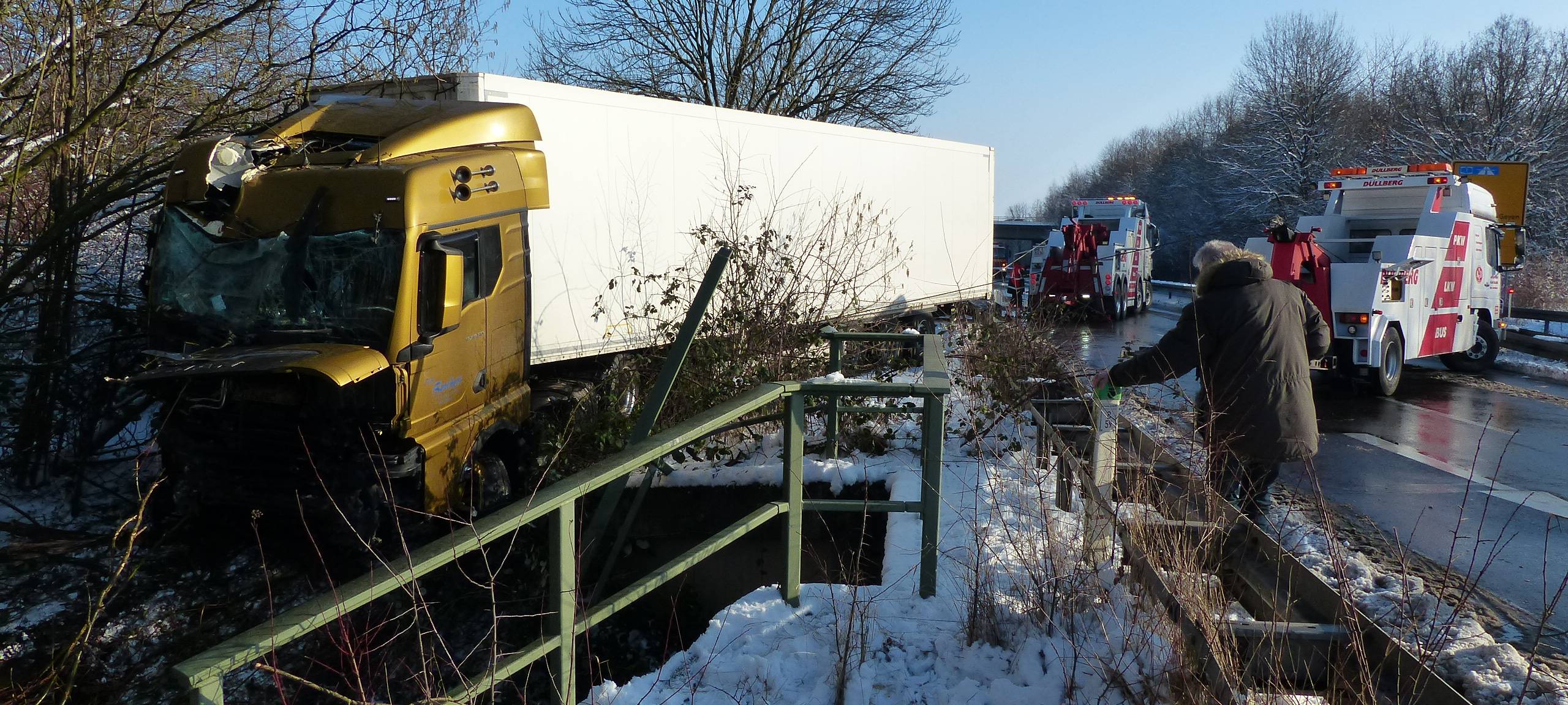 Pulheim: Lange Sperrung nach LKW-Unfall am Pulheimer Bach