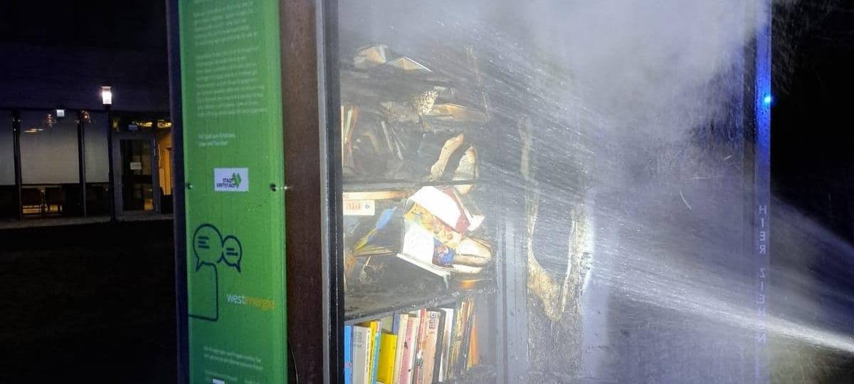 Erftstadt: Bücherschrank in Flammen aufgegangen