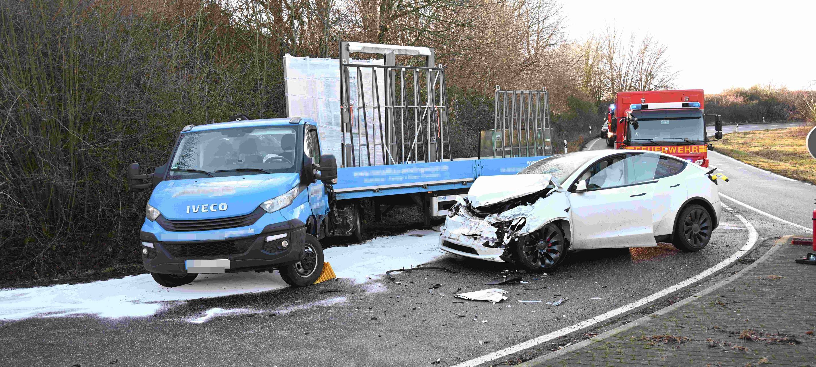 Pulheim: Auto stößt mit Kleinlaster auf der B59 zusammen