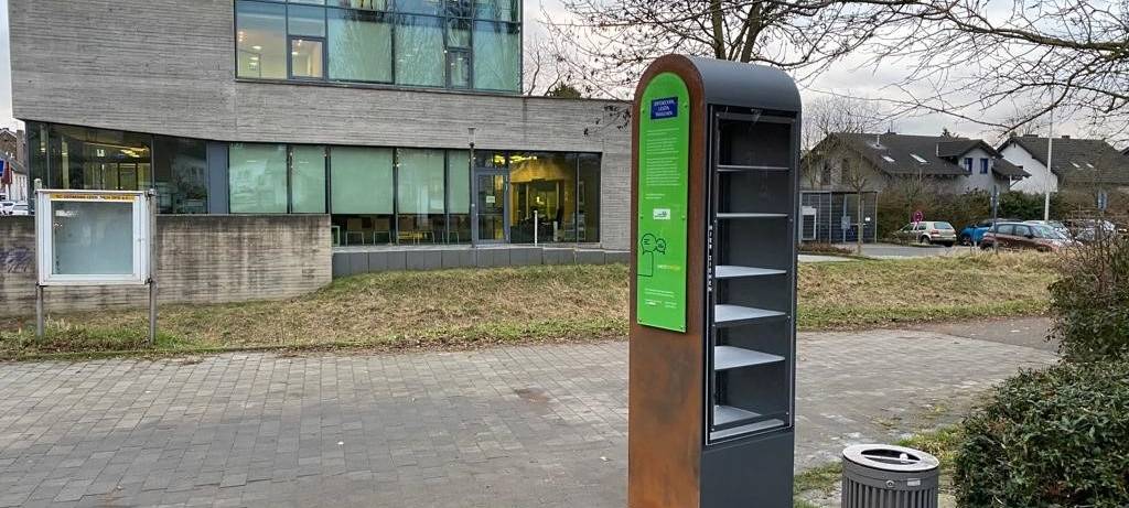 Erftstadt: Bücherschrank nach Brand repariert