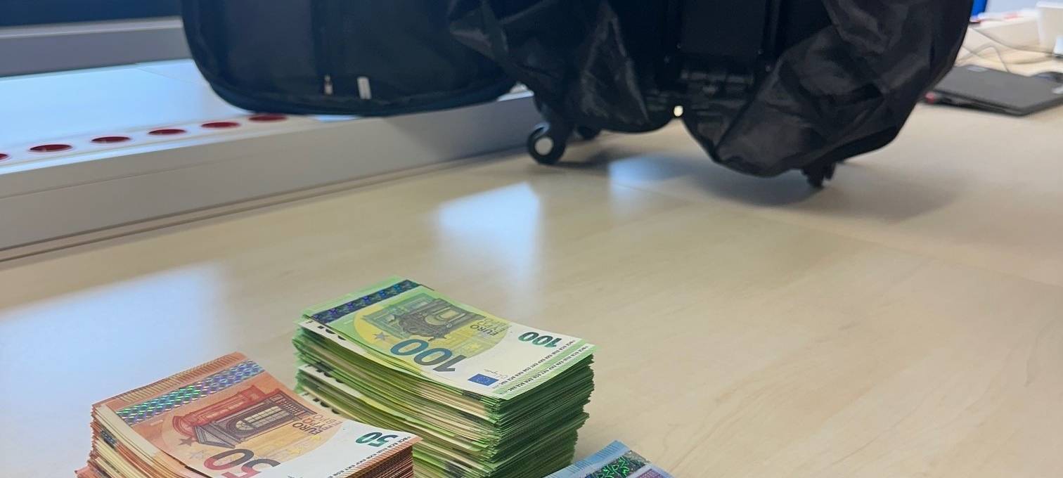 Köln: 100.000 Euro in Blüten im Koffer