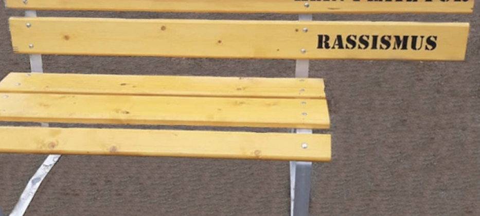 Kerpen: Sitzbänke als Zeichen gegen Rassismus