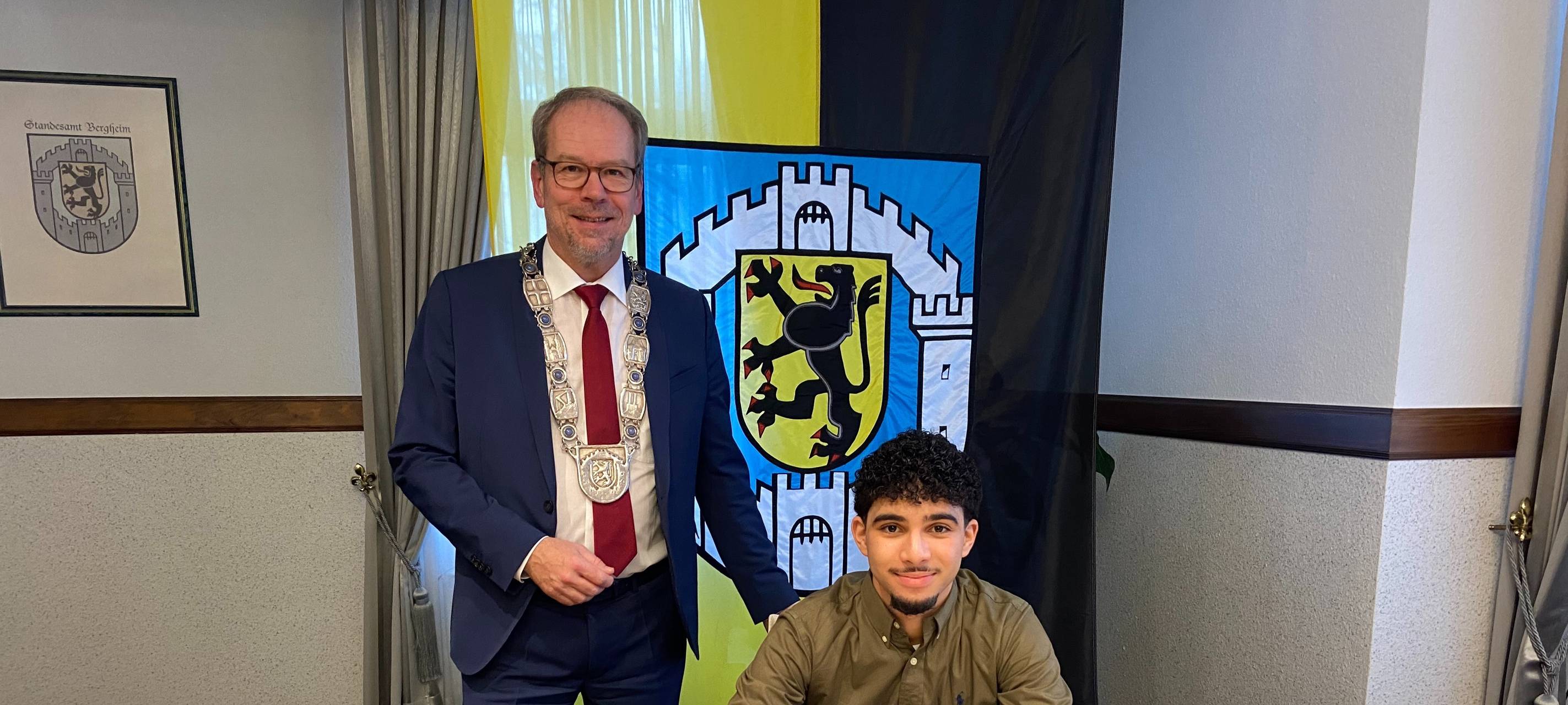 Bergheim: U-17 Weltmeister trägt sich in das Goldene Buch