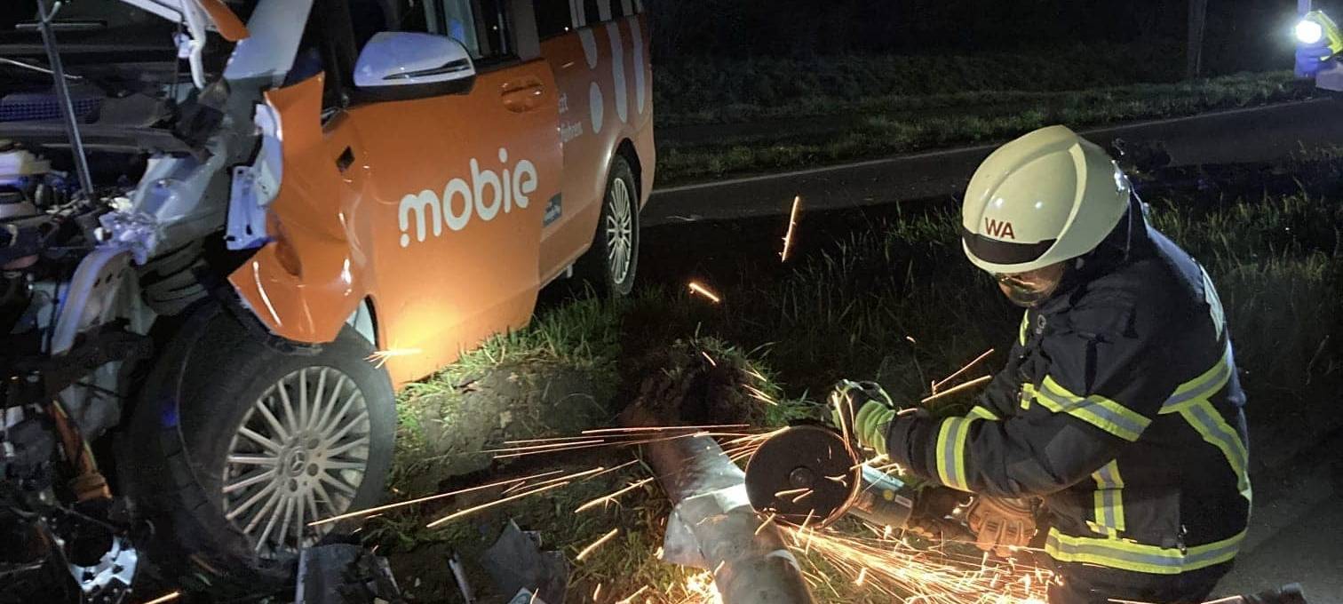 Erftstadt: Autofahrer demoliert Laterne