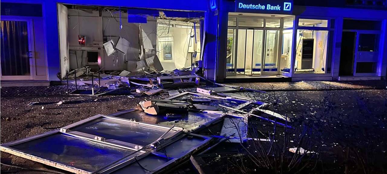 Bergheim: Polizei vor Ort - Geldautomat gesprengt