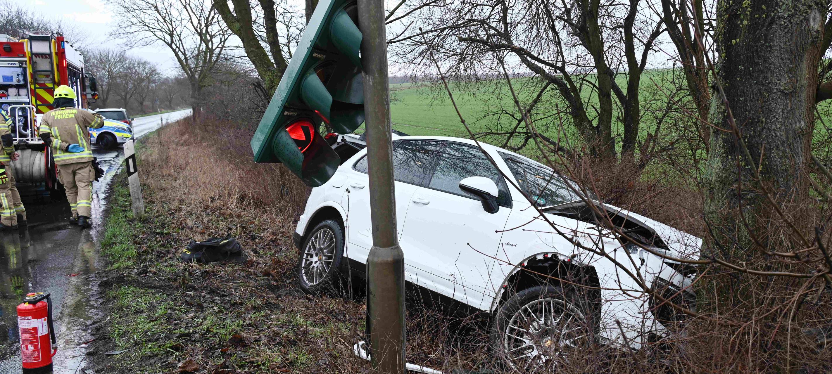 Pulheim: Auto landet am Baum