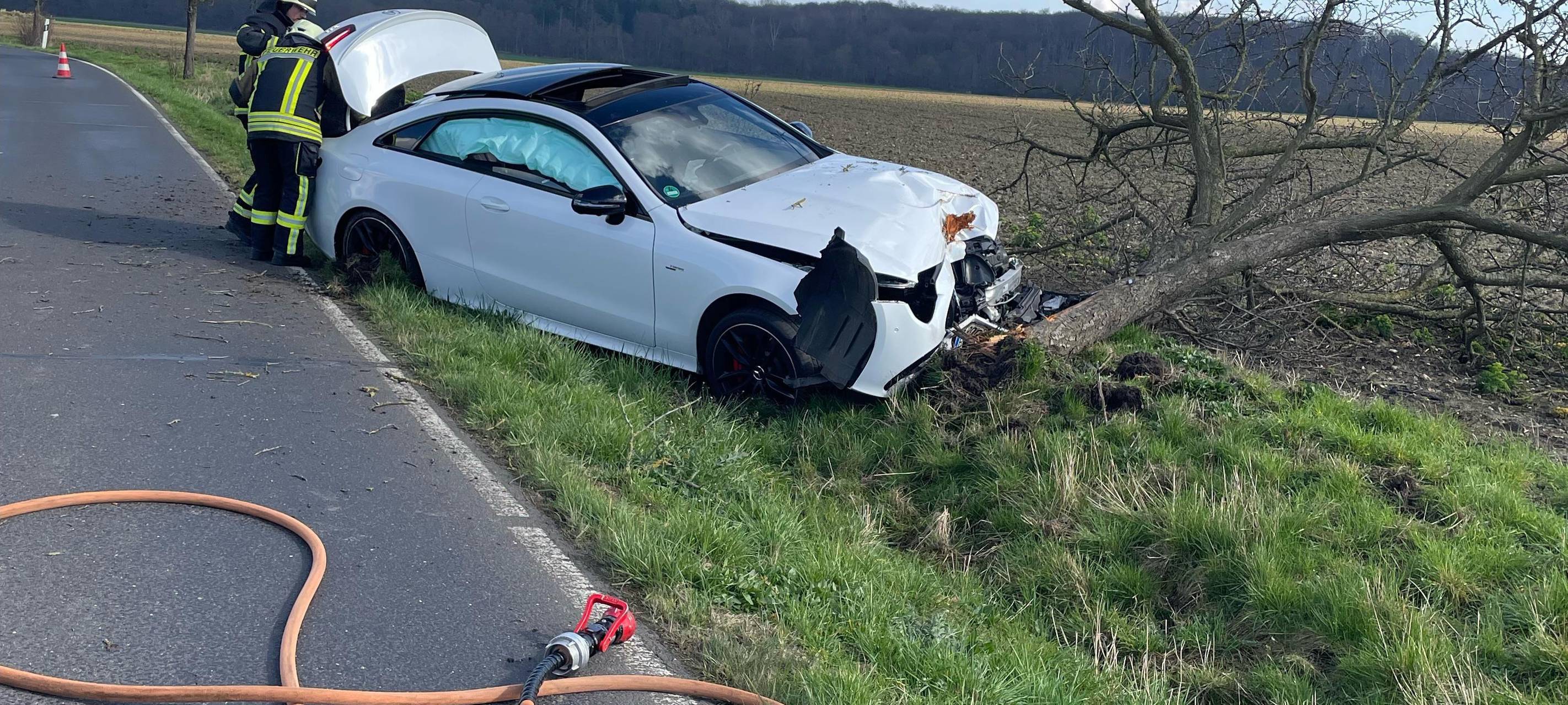 Erftstadt: AMG rammt Baum