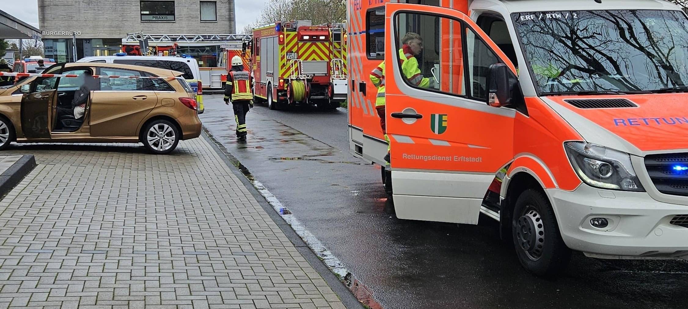 Erftstadt: Auto fährt in Stadtbücherei