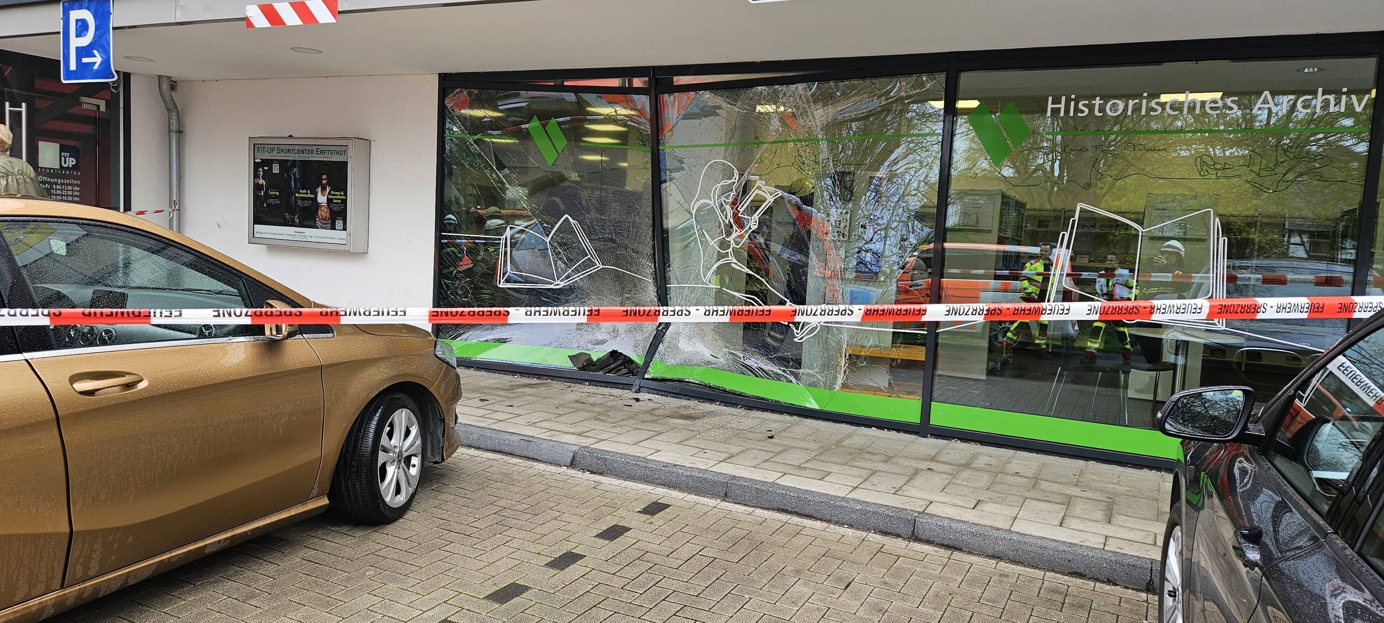 Erftstadt: Auto fährt in Stadtbücherei