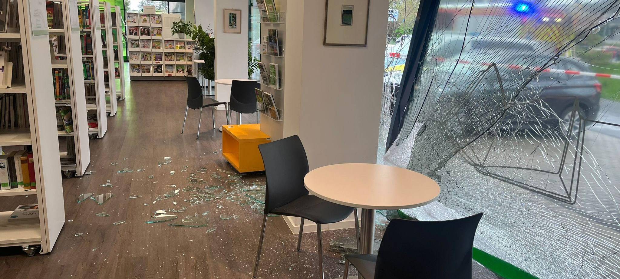 Erftstadt: Auto fährt in Stadtbücherei