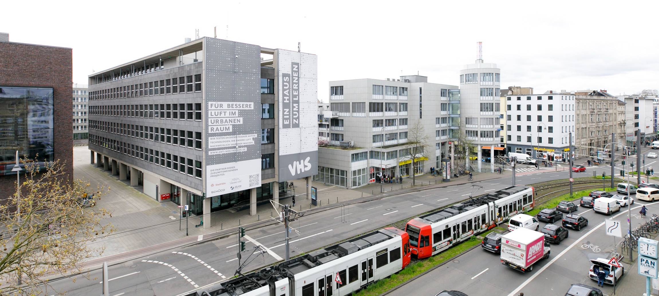 Köln: Riesiger Luftfilter am Neumarkt nimmt seine Arbeit auf