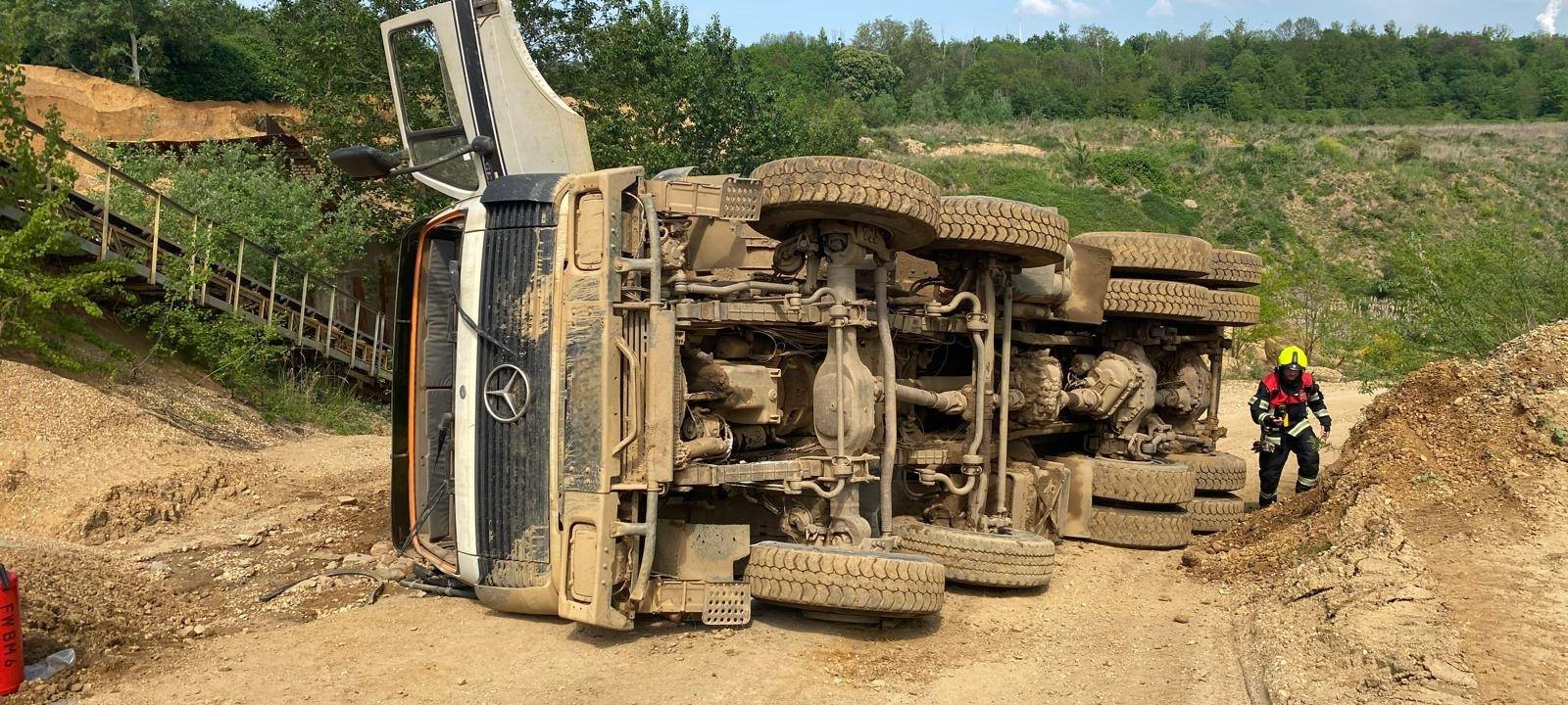 Bergheim: LKW in Kiesgrube umgekippt