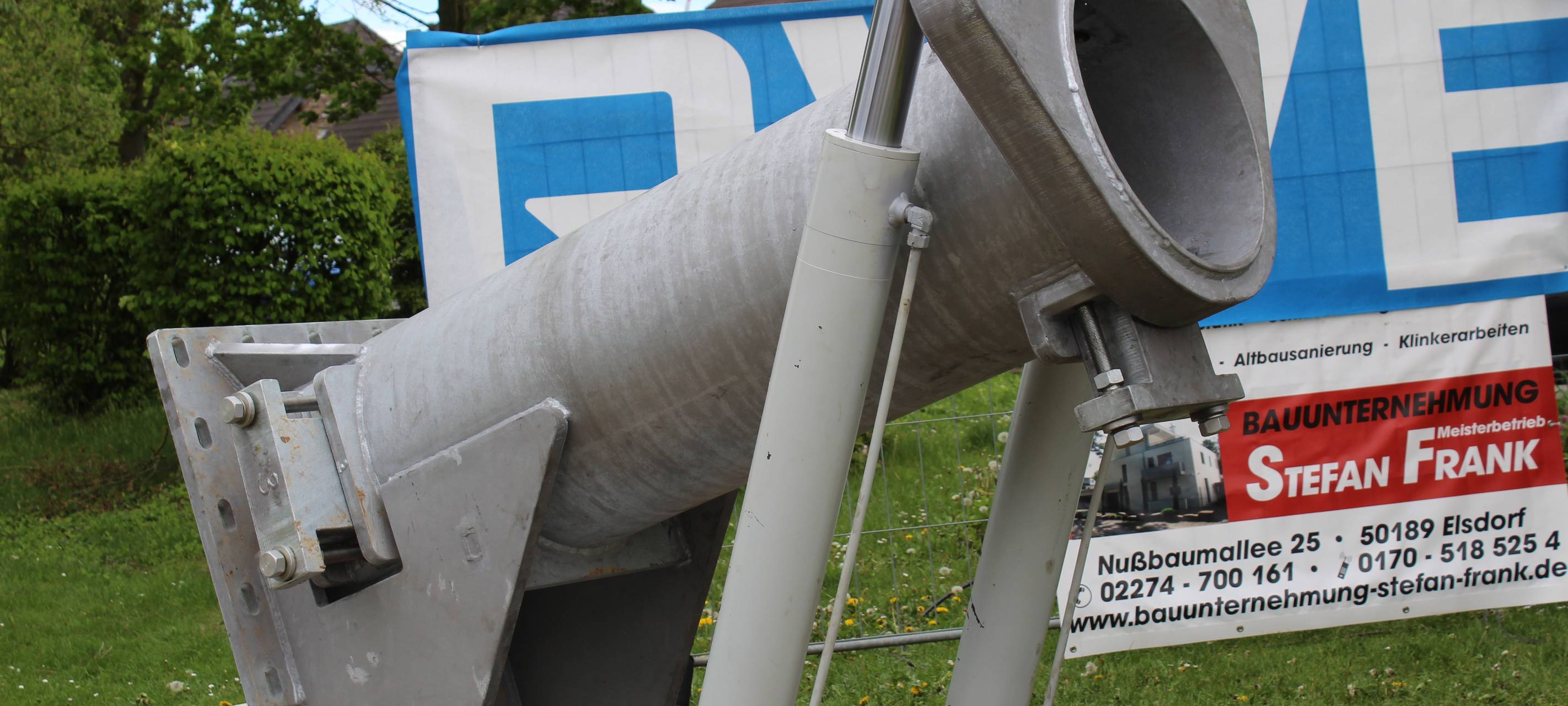 Elsdorf: Erste hydraulische Maibaum-Anlage NRWs getestet