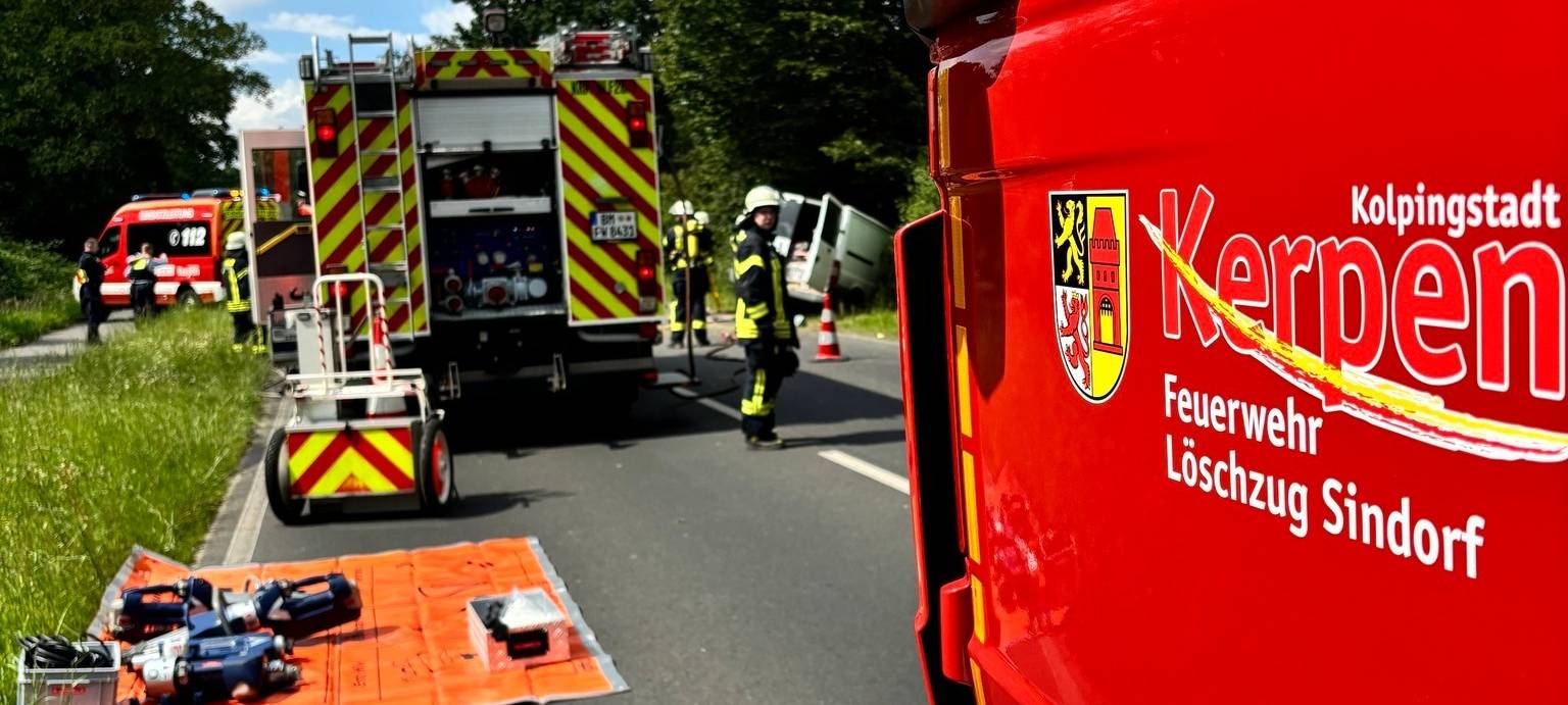 Kerpen: Transporter kracht gegen Baum