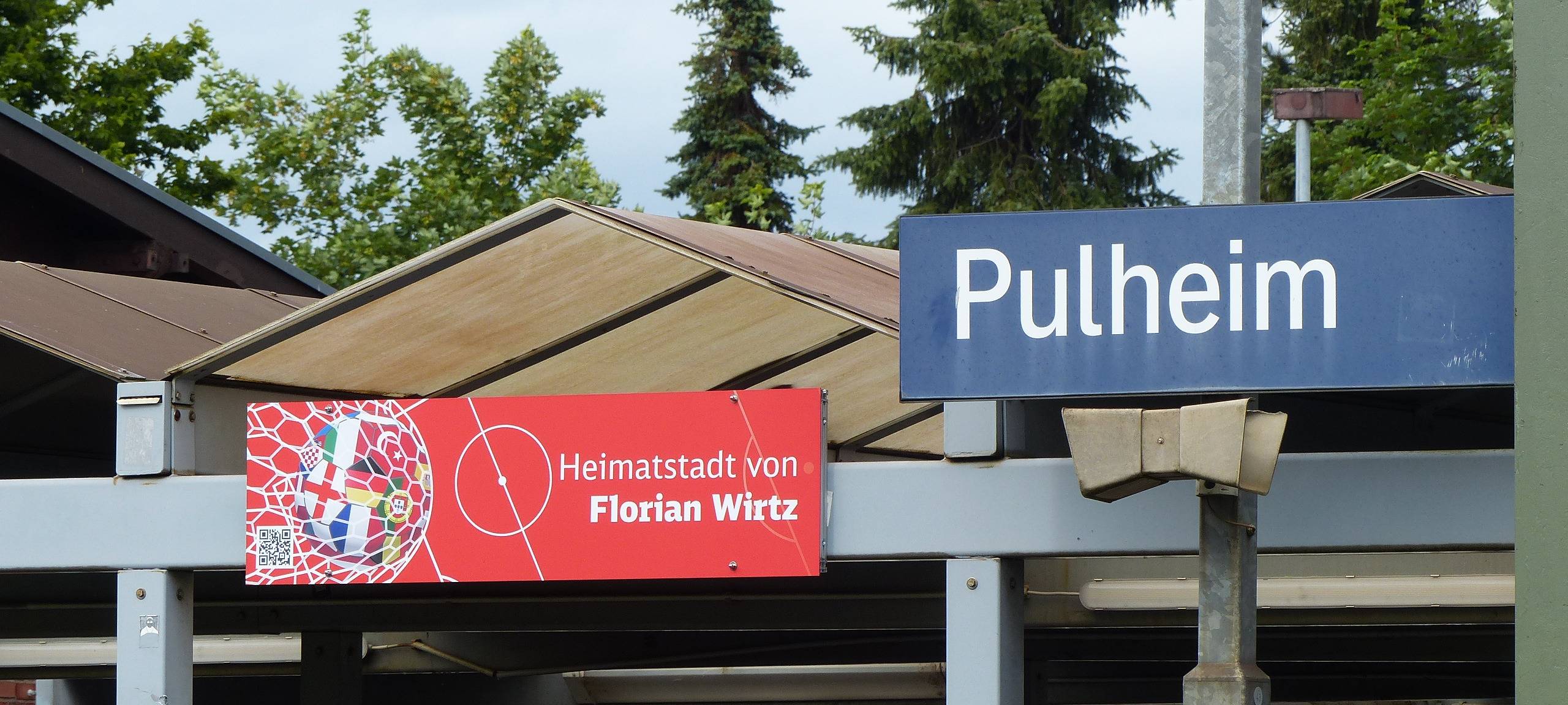 Pulheim: Florian-Wirtz-Info-Schild am Bahnhof