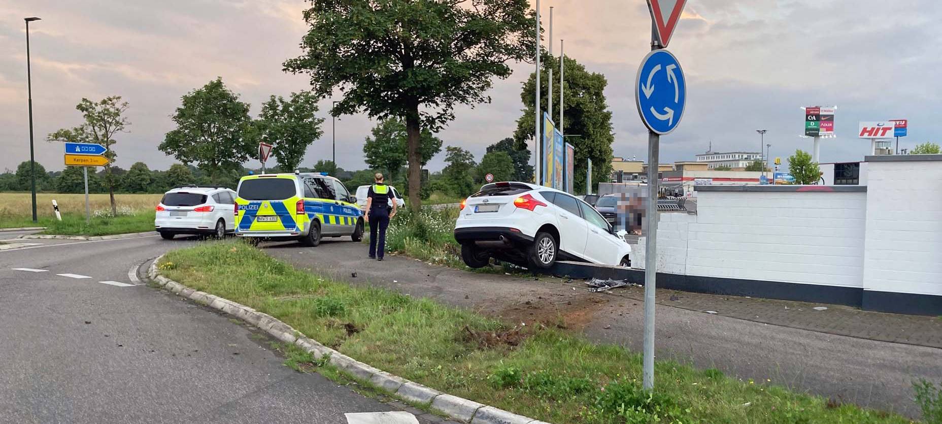 Kerpen: Polizei findet Lachgasflaschen in Unfallauto