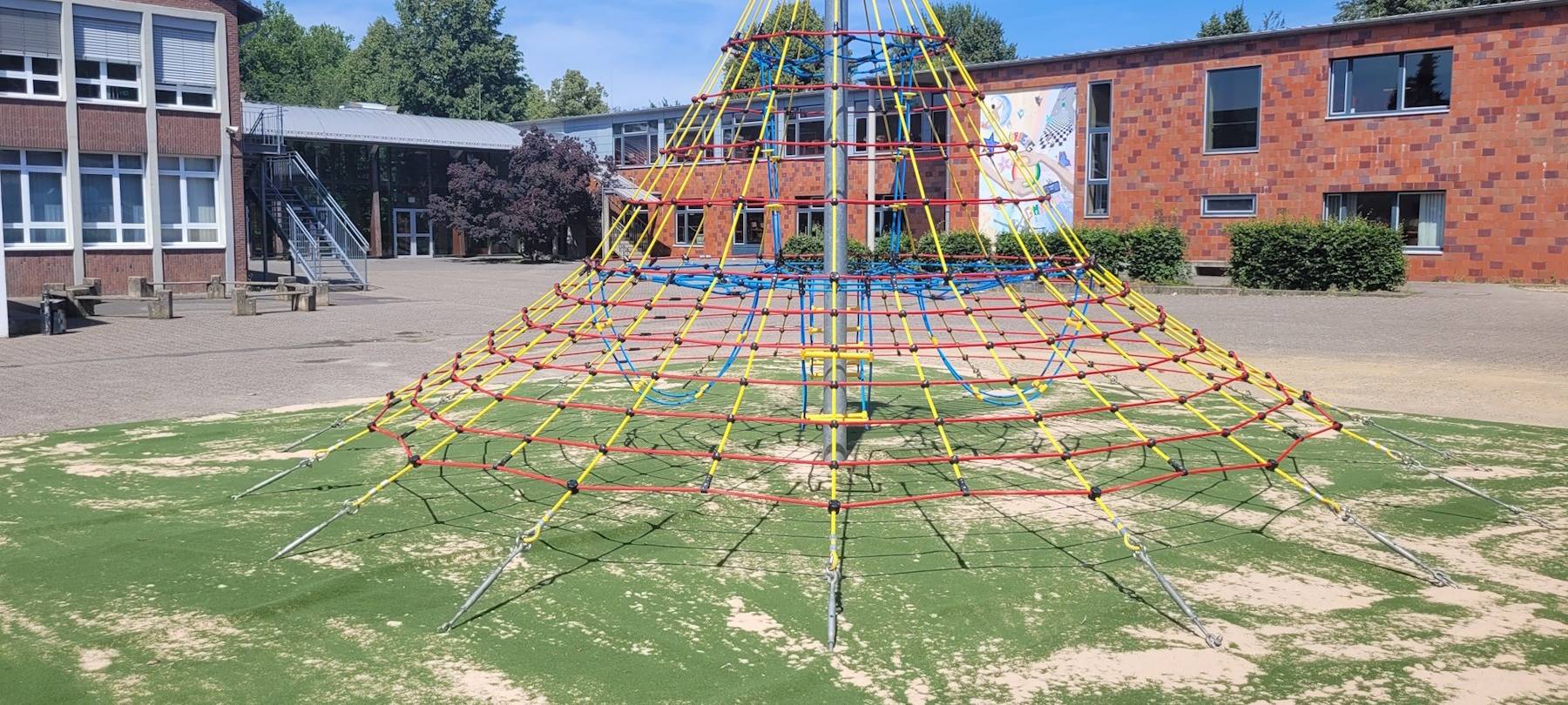 Bedburg: Neue Klettermöglichkeiten beim Schulzentrum