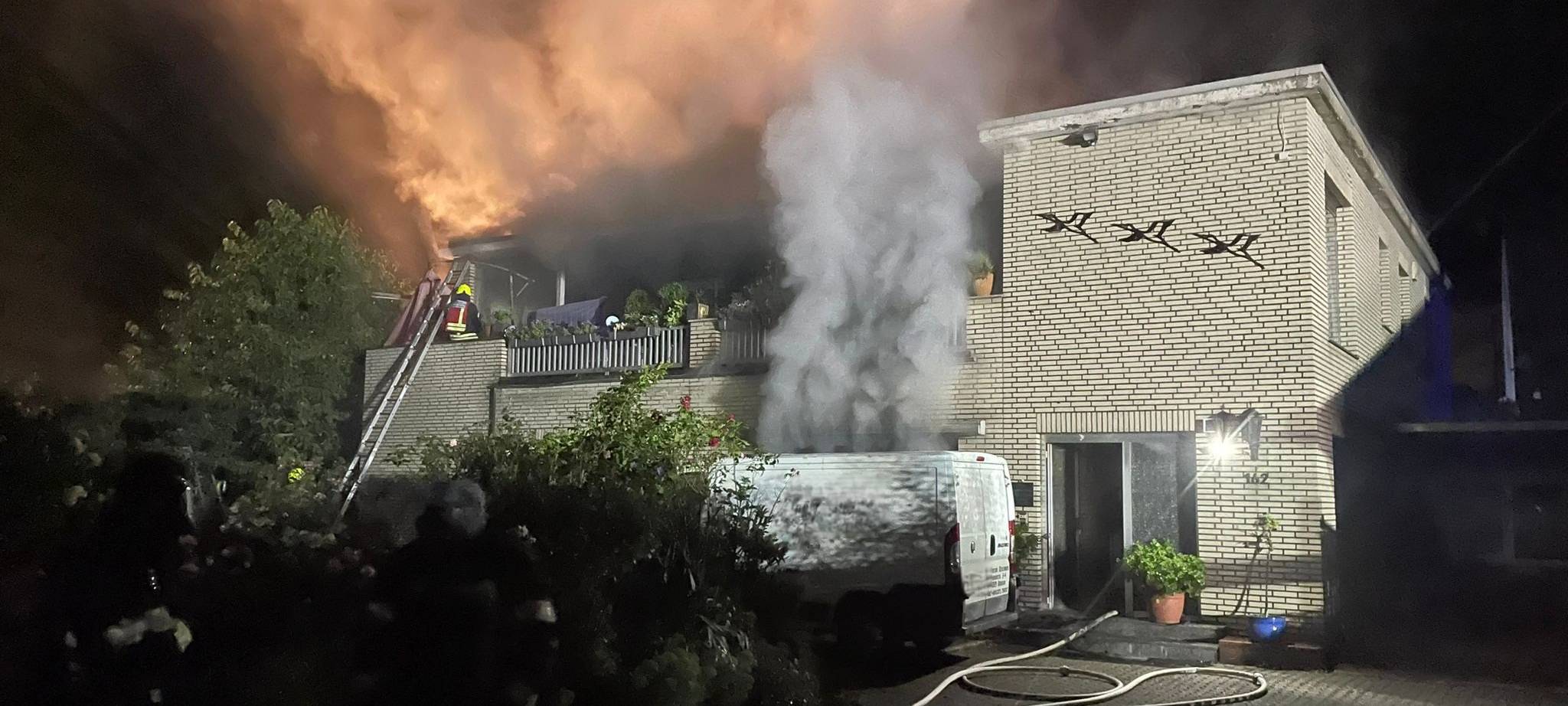 Bergheim: Feuerwehr rettet Ehepaar bei Brand in Niederaußem