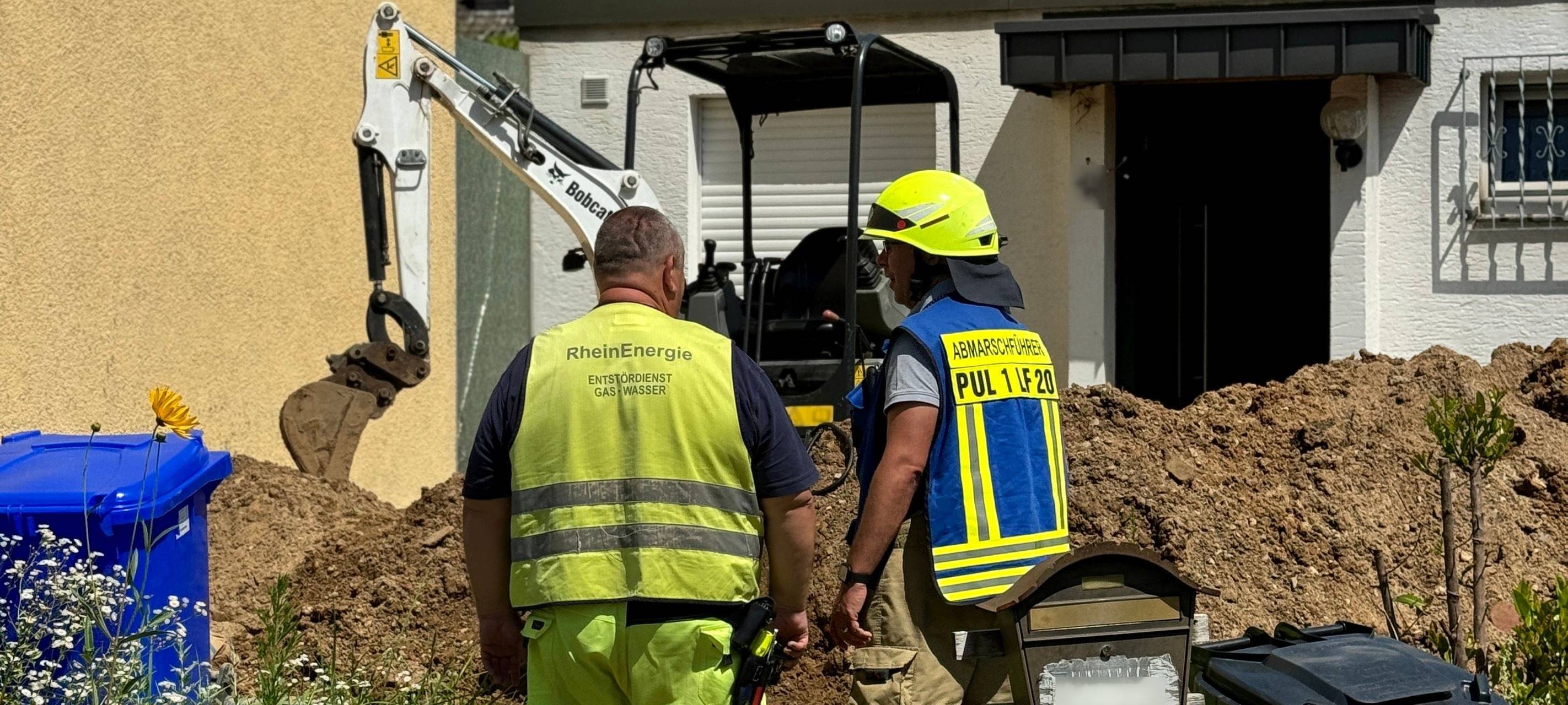 Pulheim: Baggerfahrer trifft Wasserleitung: Feuerwehreinsatz