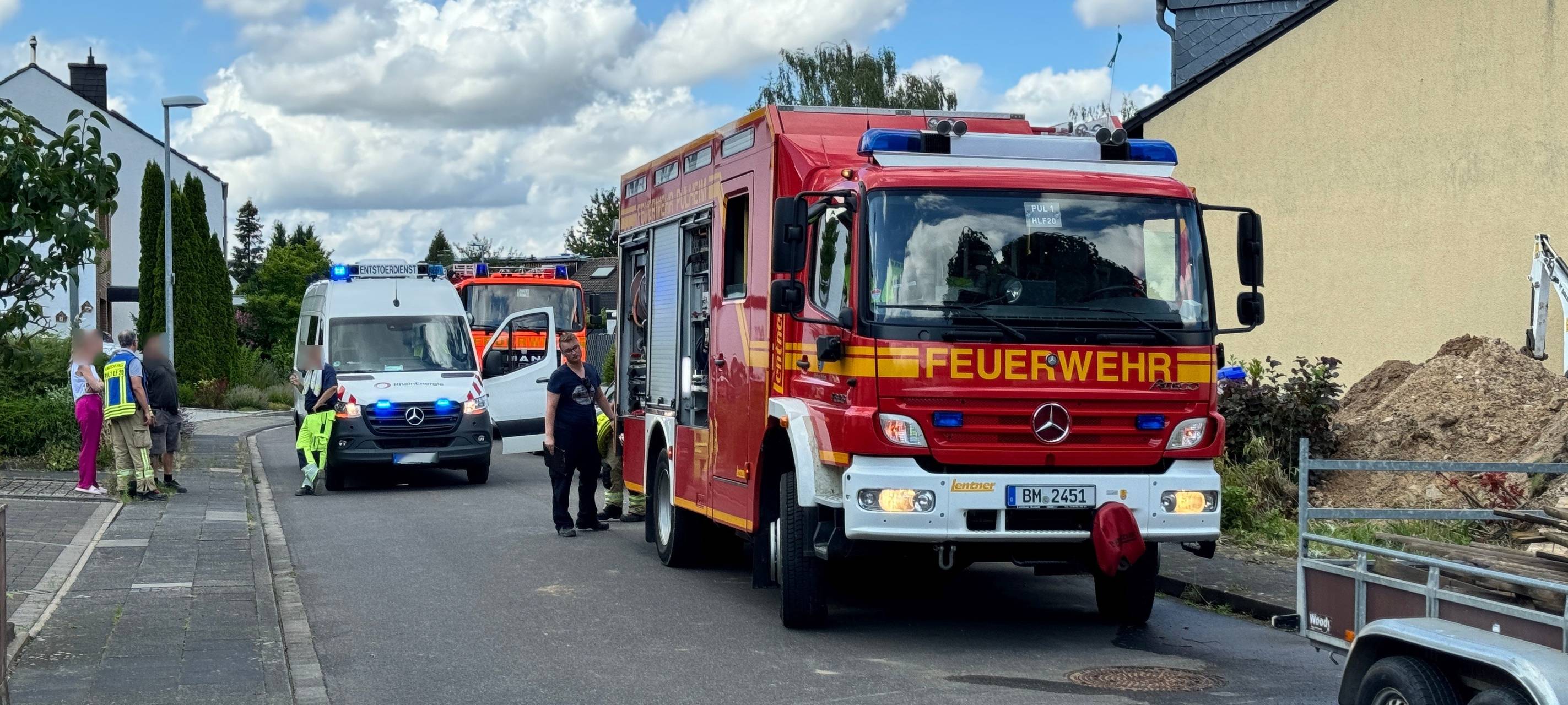 Pulheim: Baggerfahrer trifft Wasserleitung: Feuerwehreinsatz