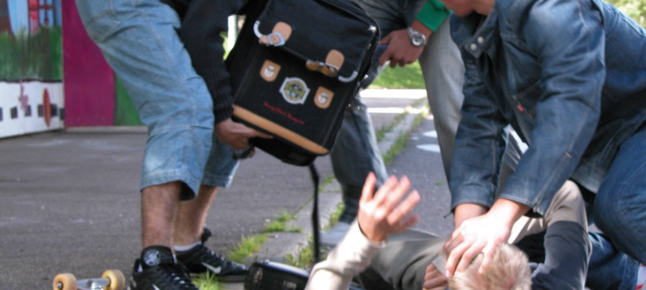 Erftstadt: Suche nach Jugendlichen wegen Überfall auf Kinder