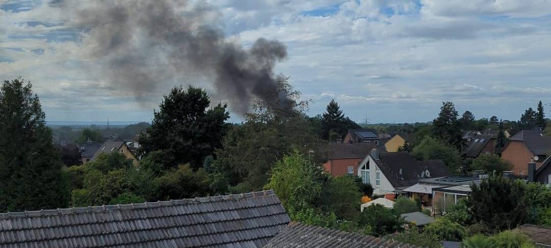 Brand einer Gartenlaube: Rauchsäule über Erftstadt-Kierdorf