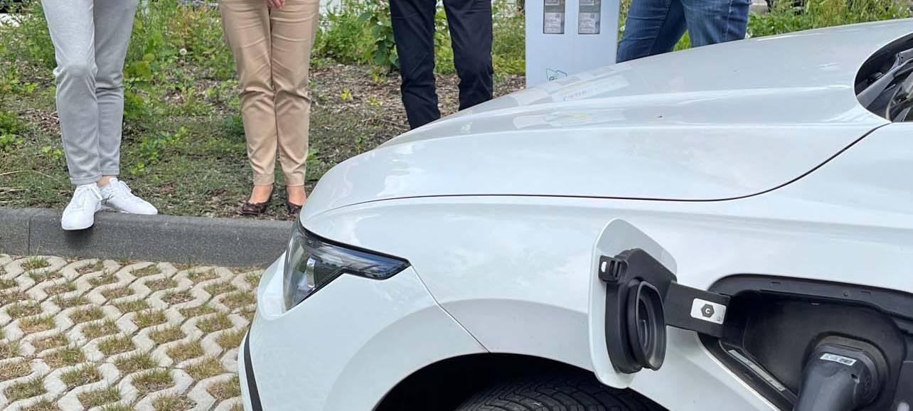 Neue E-Auto-Ladepunkte vor Polizeigebäude in Bergheim-Zieverich