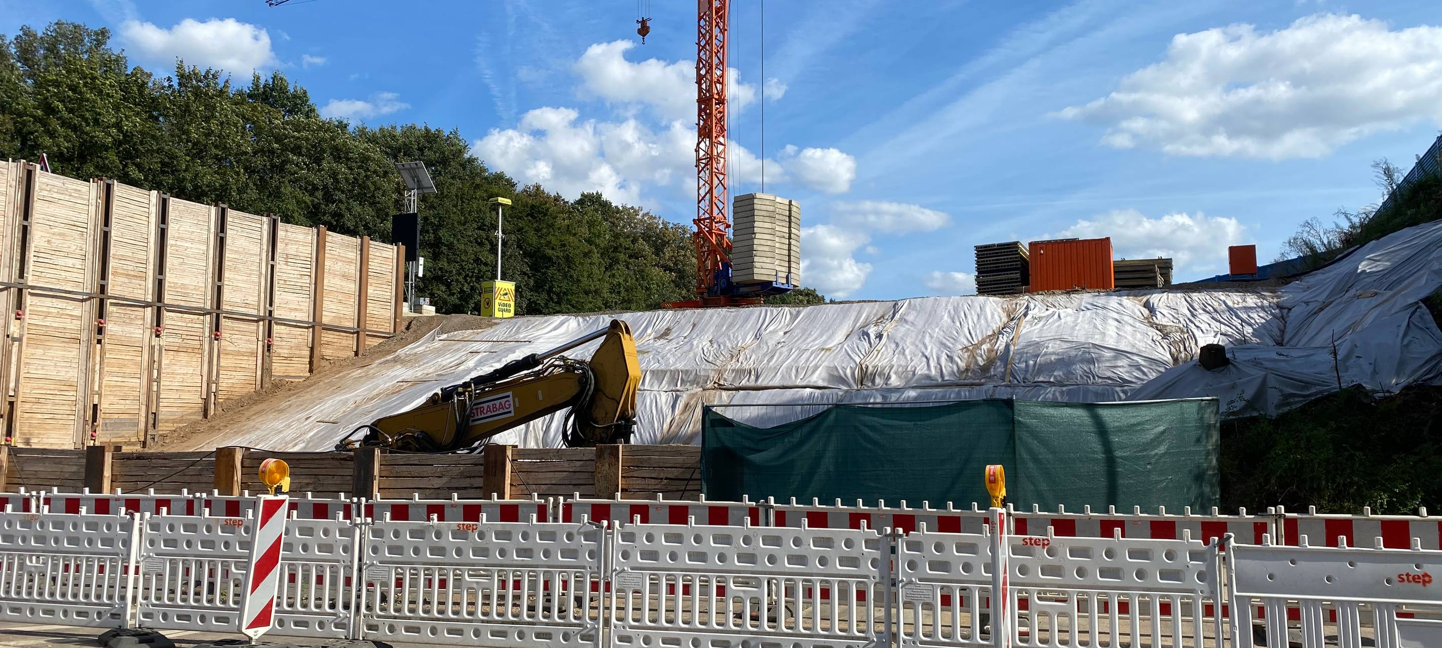 Starkregen behindert Brückenbau in Wesseling