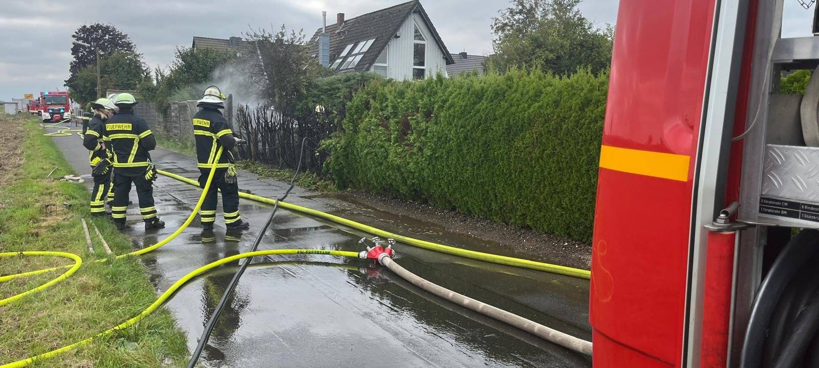 Erftstadt: Heckenbrand durch Unkrautbrenner